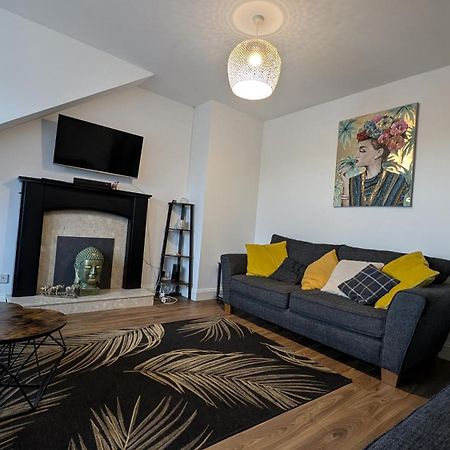 Lovely 2 Bedroom Apartment In Central Location Greenock Exterior foto
